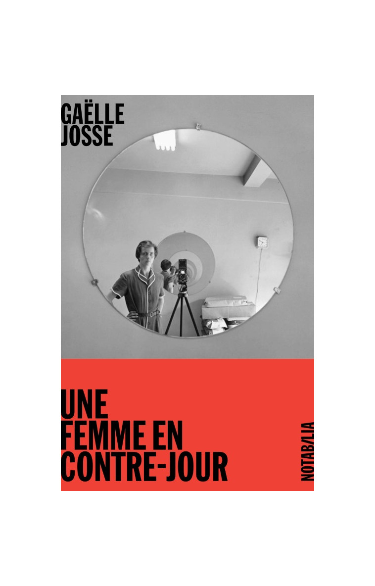 Une femme en contre-jour - Gaëlle Josse - NOIR BLANC